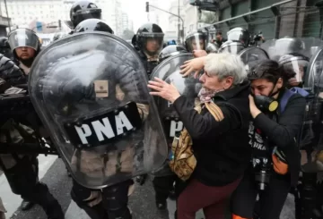 Organizaciones llaman a manifestarse por la “libertad inmediata” de los detenidos durante la votación de la Ley Bases