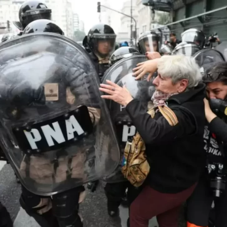 Organizaciones llaman a manifestarse por la “libertad inmediata” de los detenidos durante la votación de la Ley Bases