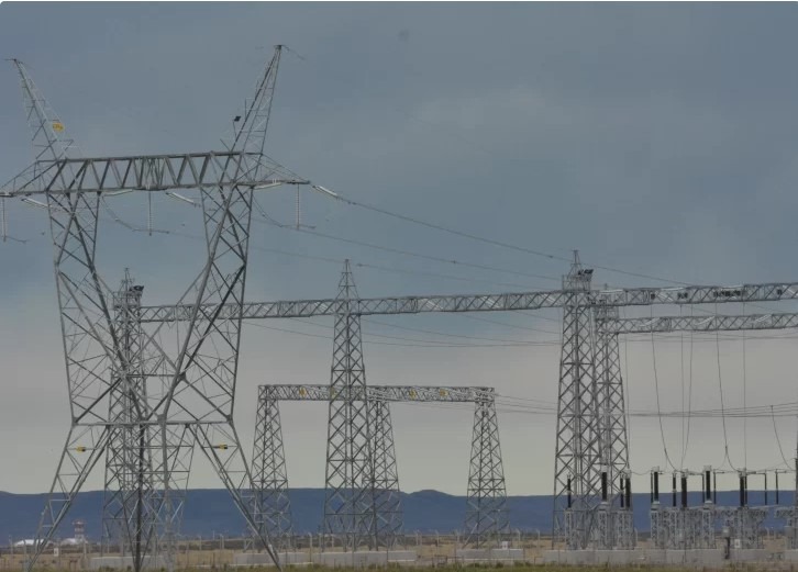  Se construirán 5.600 km de tendido de alta tensión para reforzar el Sistema Interconectado Nacional.