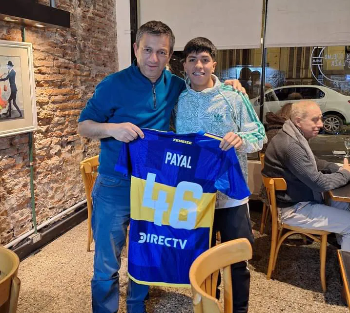 Juan Cruz Payal le regaló su camiseta en la Primera de Boca a su mentor Milton Reyes