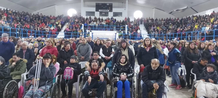 Las fotos del Encuentro de Sanación y Liberación de Leda Bergonzi junto cientos de seguidores