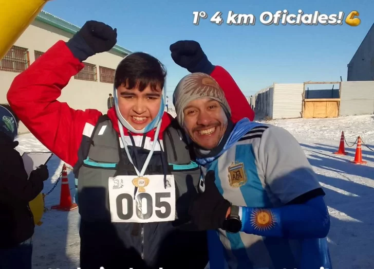 ¡No bajes los brazos nunca!: Tiene TEA y en el Día de la Bandera tuvo su primera carrera oficial