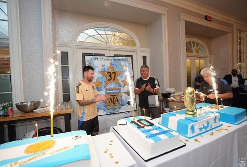Lionel Messi salió a festejar su cumpleaños con los hinchas y les llevó torta