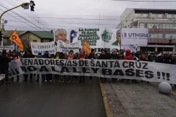 Multitudinaria movilización en Río Gallegos: “Senadores de Santa Cruz, no a la Ley Bases”