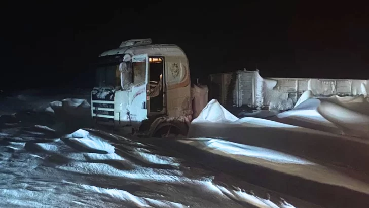 Más de 30 camiones siguen varados por la nieve cerca de Comodoro Rivadavia