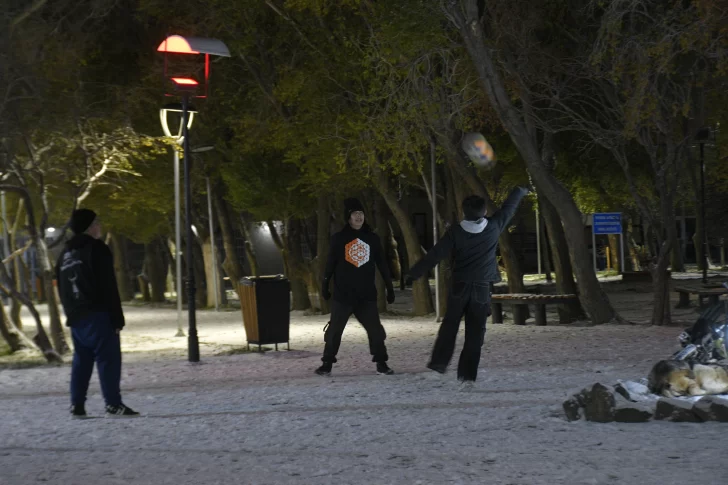 Fotogalería. Cientos de vecinos disfrutaron del feriado con nieve en Río Gallegos