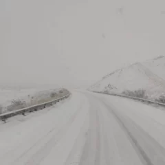 Temporal de nieve en Santa Cruz: continúa la restricción de tránsito en las rutas