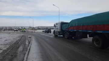 Un camión quedó cruzado del puente de Piedra Buena y cortó el tránsito en la Ruta 3