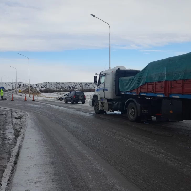 Un camión quedó cruzado del puente de Piedra Buena y cortó el tránsito en la Ruta 3