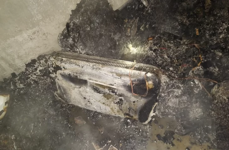 Un caloventor sufrió un desperfecto y provocó un incendio: la familia quedó con lo puesto