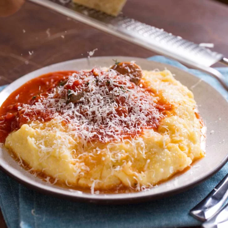 Receta de polenta con salsa bolognesa para combatir las nevadas