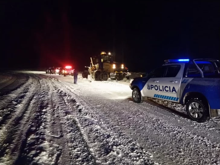Un grupo de policías quedó varado por la nieve en la Ruta 9 y realizaron un gran operativo de rescate