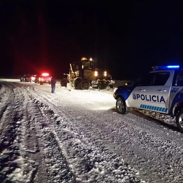 Un grupo de policías quedó varado por la nieve en la Ruta 9 y realizaron un gran operativo de rescate