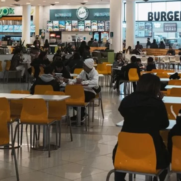 Cuatro jóvenes heridos a cuchillazos tras feroz enfrentamiento en un shopping