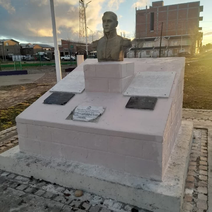 Vandalizaron el monumento a Manuel Belgrano en Río Gallegos