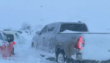 Hay decenas de autos varados por la nieve en Cañadon Ferrays: se les agotan las provisiones y piden auxilio
