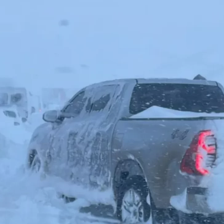 Hay decenas de autos varados por la nieve en Cañadon Ferrays: se les agotan las provisiones y piden auxilio