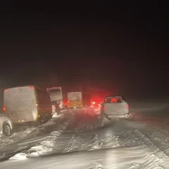 Una familia quedó varada en la ruta por la nieve y pidieron ayuda a Vialidad por Twitter 