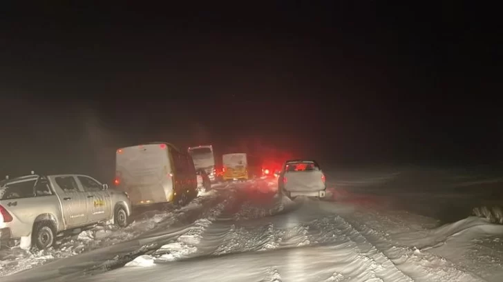 Una familia quedó varada en la ruta por la nieve y pidieron ayuda a Vialidad por Twitter 