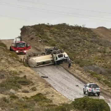 Un camión volcó en un camino petrolero cerca de Cañadón Seco