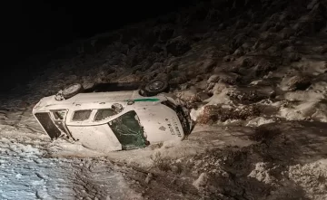 Nevadas y hielo provocan despistes y vuelco en rutas al Parque Nacional “Los Glaciares” Nevadas y hielo provocan despistes y vuelco en rutas al Parque Nacional “Los Glaciares”