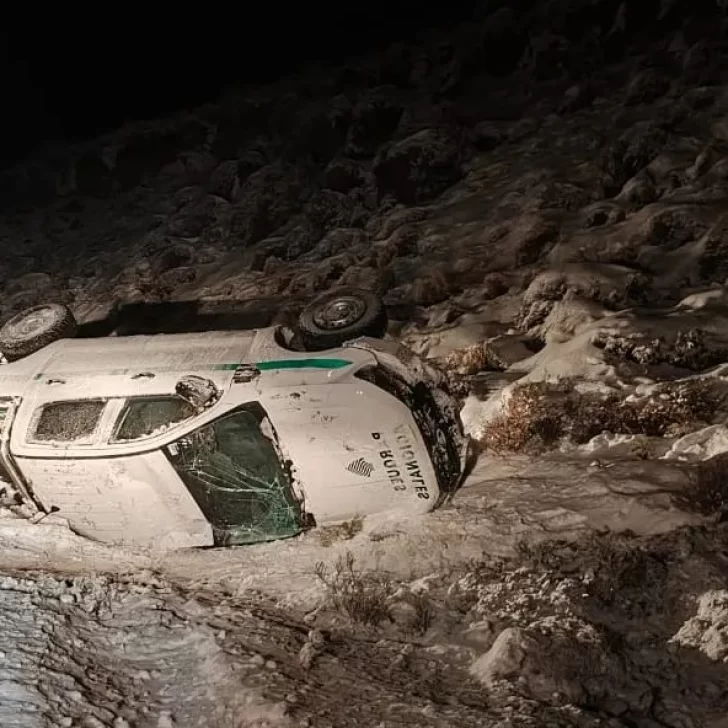 Nevadas y hielo provocan despistes y vuelco en rutas al Parque Nacional “Los Glaciares” Nevadas y hielo provocan despistes y vuelco en rutas al Parque Nacional “Los Glaciares”