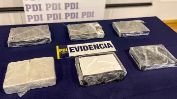 Atraparon a un venezolano y a un colombiano que retiraron una encomienda con más de seis kilos de cocaína