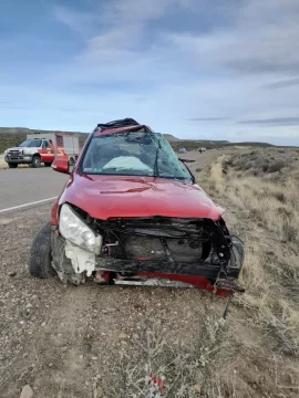 Una mujer terminó con una fractura expuesta tras un vuelco camino a Caleta Olivia