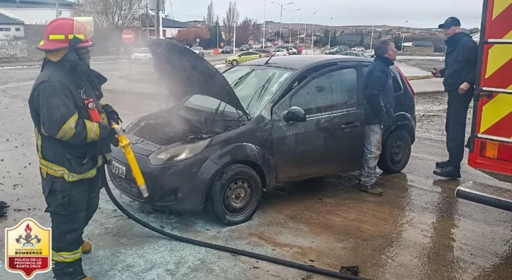 Una falla en el motor provocó un incendio en un vehículo: Importantes daños materiales