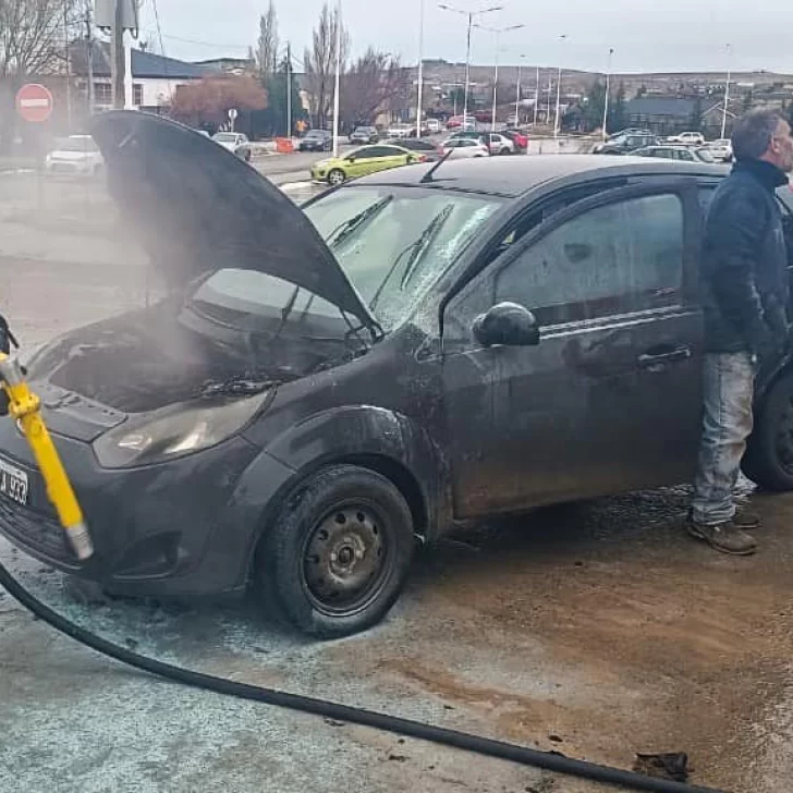 Una falla en el motor provocó un incendio en un vehículo: Importantes daños materiales