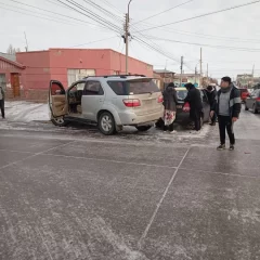 A causa de las calles escarchadas, chocaron y una mujer debió ser trasladada al hospital