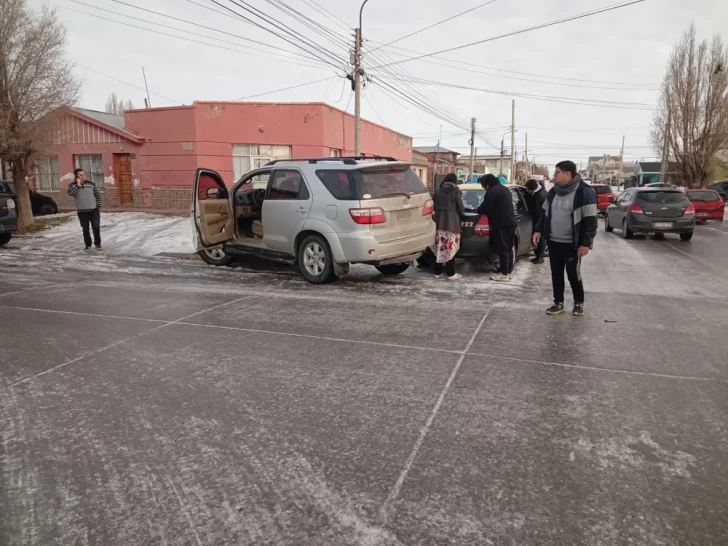 A causa de las calles escarchadas, chocaron y una mujer debió ser trasladada al hospital