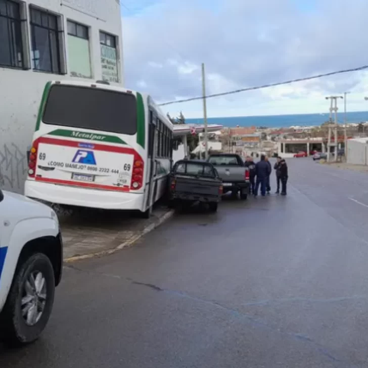 Colectivo se quedó sin frenos y terminó chocando contra tres vehículos