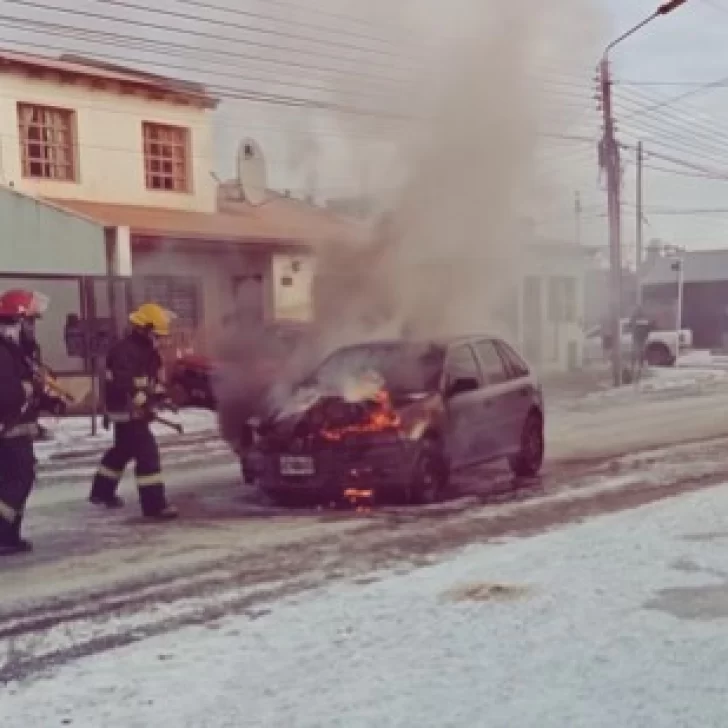 Un auto sufrió un desperfecto mecánico y terminó consumido por las llamas