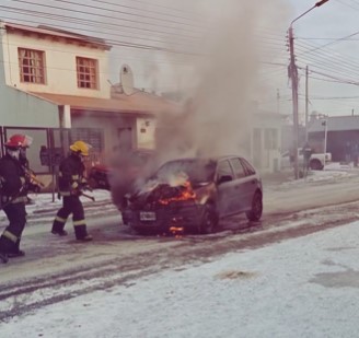 Un auto sufrió un desperfecto mecánico y terminó consumido por las llamas