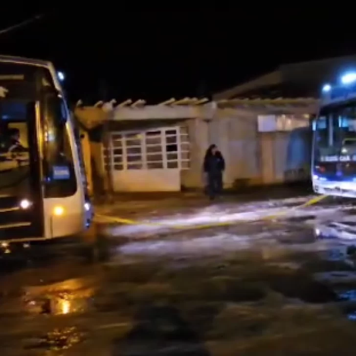 Un colectivo “rescató” a otro que quedó atascado en la escacha