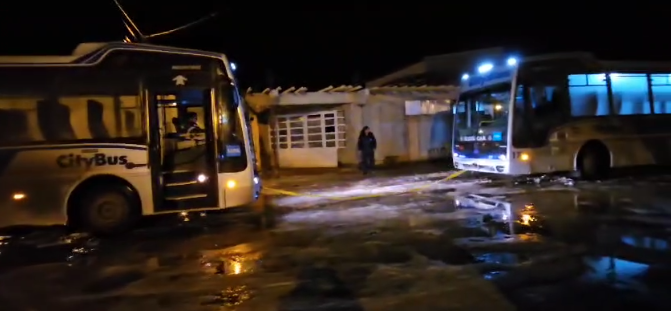 Un colectivo “rescató” a otro que quedó atascado en la escacha