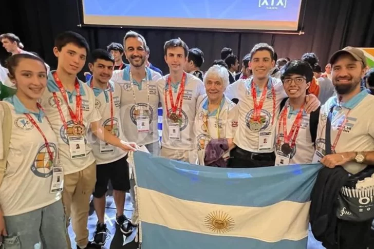 Ignacio-Naguil-en-la-entrega-de-medallas-de-bronce-en-la-IMO-en-Bath-Reino-Unido-728x485