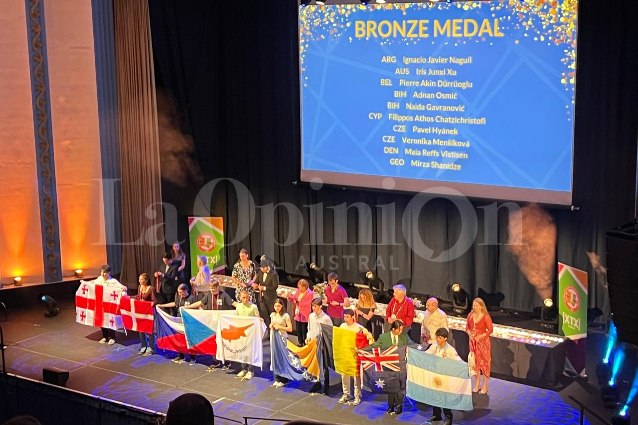 Ignacio-Naguil-en-la-entrega-de-medallas-de-bronce-en-la-IMO-en-Bath-Reino-Unido1-728x485