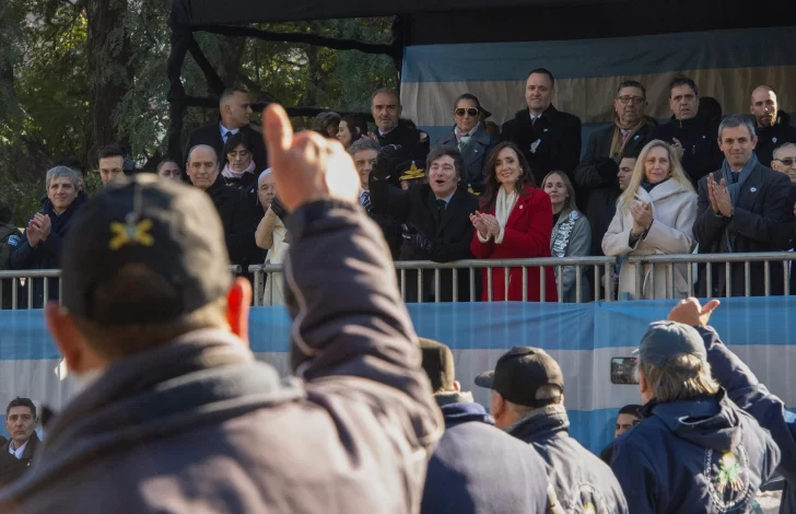 Javier Milei encabezó el desfile militar por el Día de la Independencia en Buenos Aires