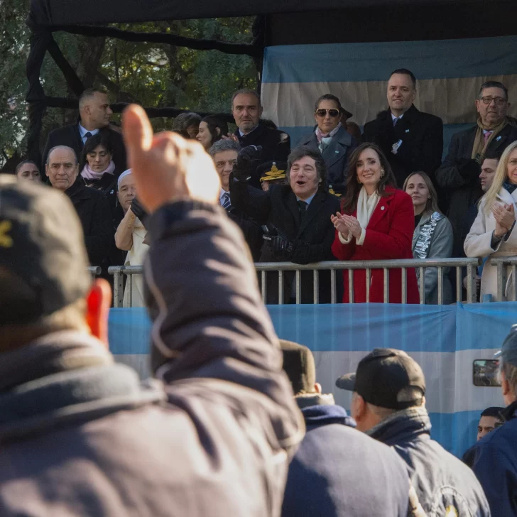 Javier Milei encabezó el desfile militar por el Día de la Independencia en Buenos Aires