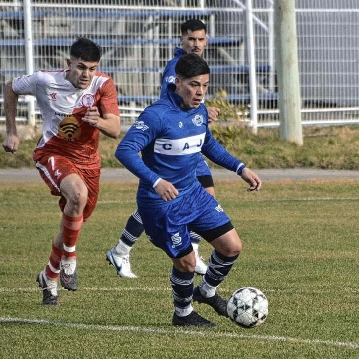 Jorge Newbery ganó el clásico de Comodoro en un partido que se jugó con ráfagas de viento de más de 100 km/h