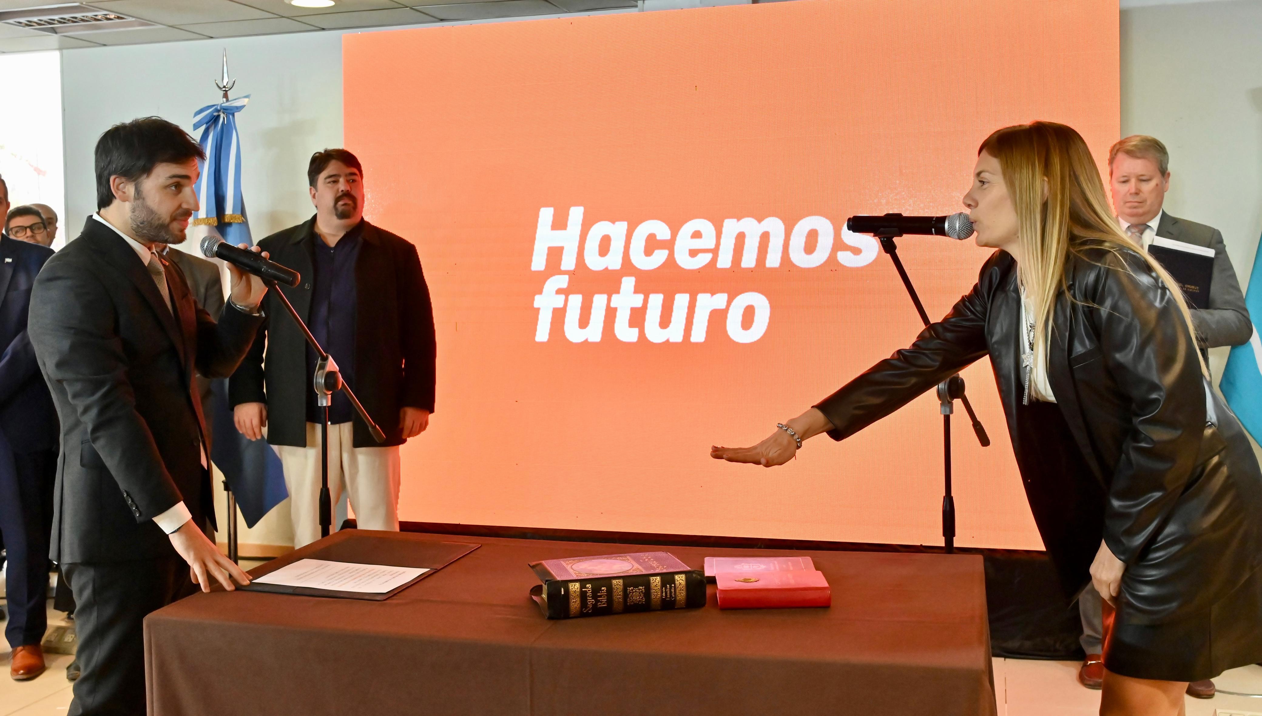 Torres-tomo-juramento-a-los-nuevos-funcionarios-del-gabinete-provincial-2-728x413