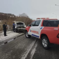 A causa de la escarcha y la alta velocidad, dos autos chocaron de frente en la Ruta Nacional N°40