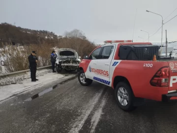 A causa de la escarcha y la alta velocidad, dos autos chocaron de frente en la Ruta Nacional N°40