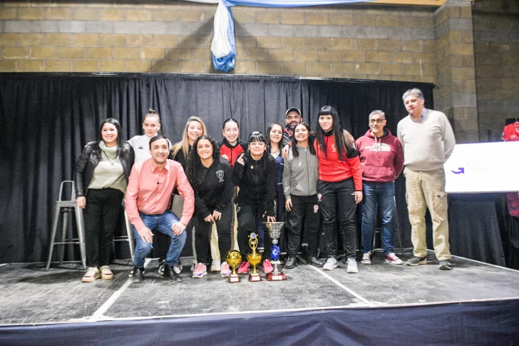 Pablo Grasso premió a los clubes femeninos y entregó indumentaria: “El deporte es fundamental”