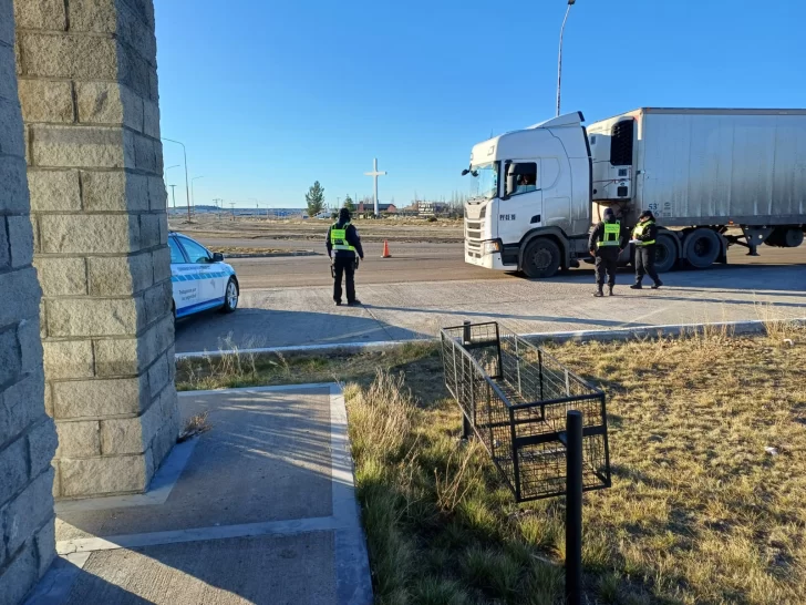 Un camión evadió un control de la Policía y lo interceptaron en Piedra Buena