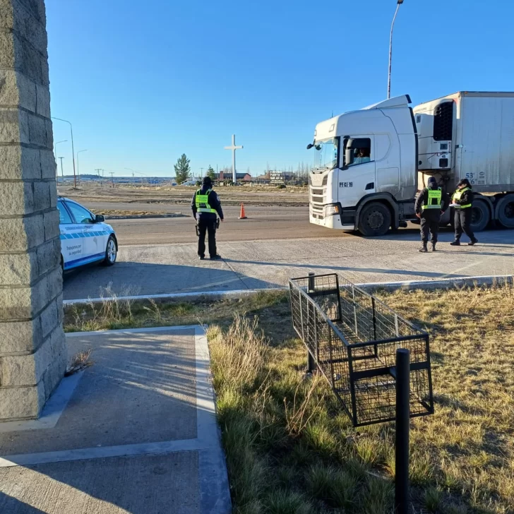 Un camión evadió un control de la Policía y lo interceptaron en Piedra Buena