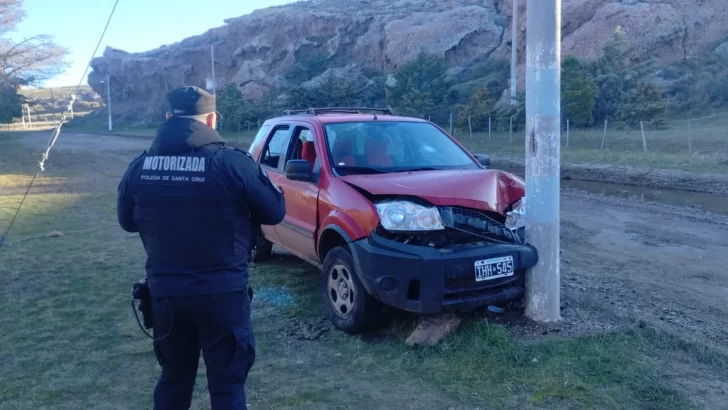 Se robó una camioneta, la chocó contra un poste de luz y la abandonó