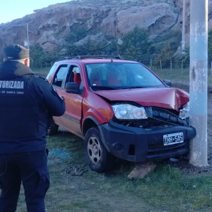 Se robó una camioneta, la chocó contra un poste de luz y la abandonó